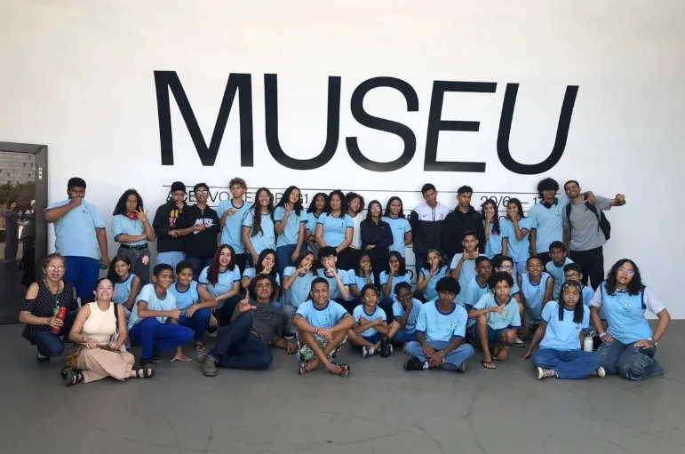 Estudantes “viajam” pela história de Brasília durante visita à exposição Utopias em construção