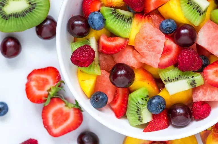 Nutricionista indica quatro frutas que podem ser boas opções após o almoço