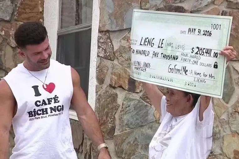Falida e morando em restaurante, idosa de 86 anos ganha casa após mobilização comunitária
