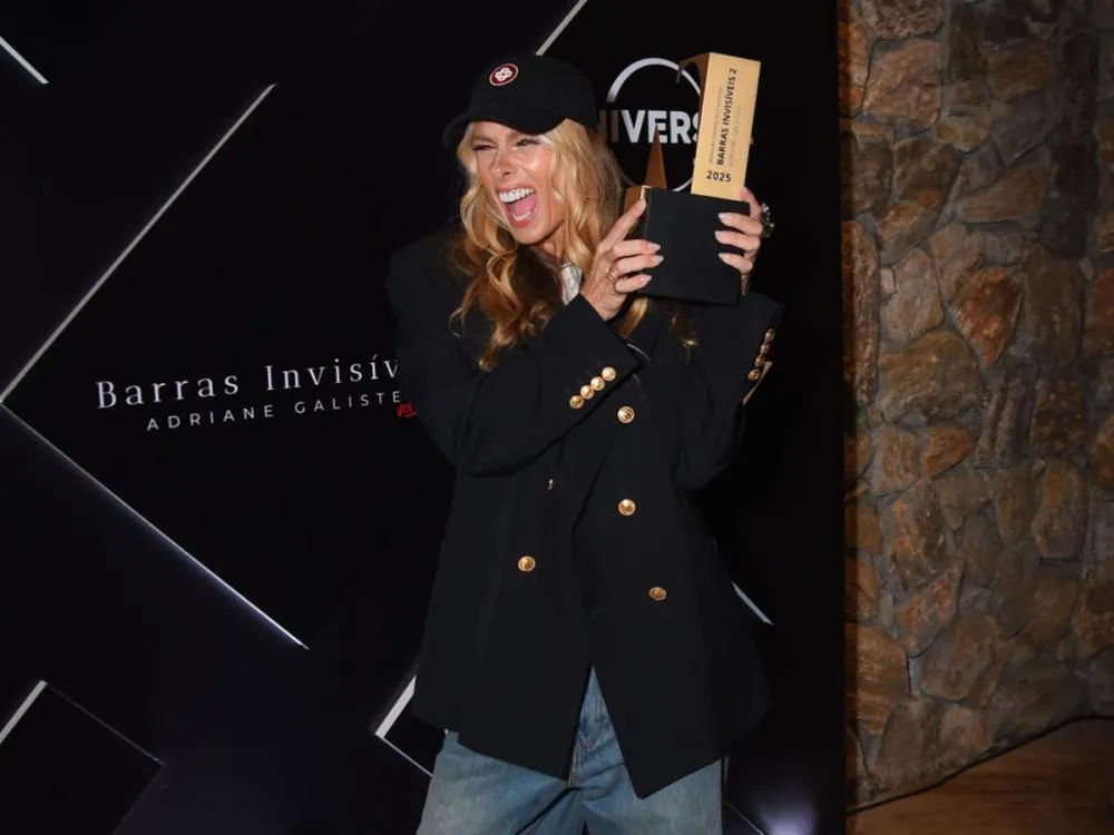 Adriane Galisteu em dose dupla! Apresentadora recebe novo troféu por “Barras Invisíveis”